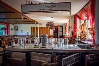 Eine Küche mit Waschbecken und Theke