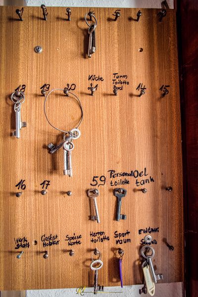 Ein Haufen Schlüssel auf einem Holztisch