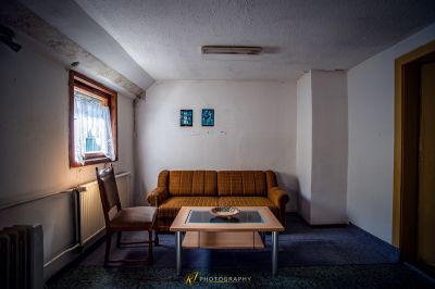 Ein Wohnzimmer mit Couch und Tisch