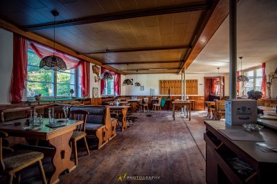 Ein Zimmer mit Tisch, Stühlen und Laptop