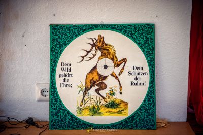 Ein Gemälde eines Hirsches an der Wand