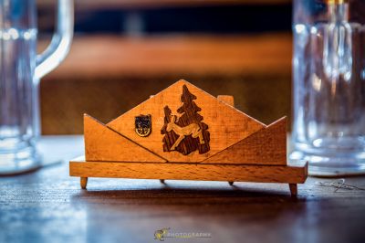 Ein hölzernes Boot mit einem Mann darauf