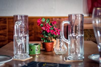 Ein Tisch mit einer Vase und einer Blume darin