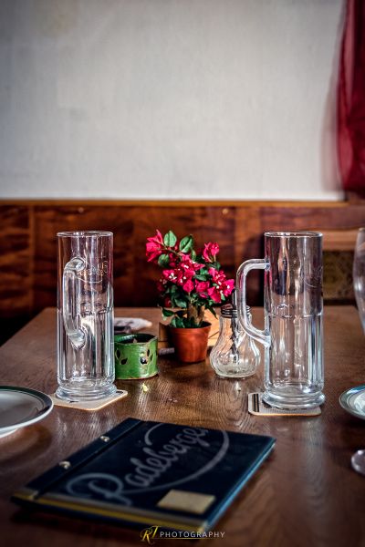 Ein Tisch mit einer Vase von Blumen und einem Buch