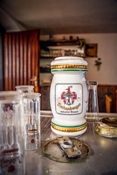 Eine weiße und grüne Kaffeetasse