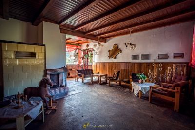 Ein Wohnzimmer mit Kamin und Couch