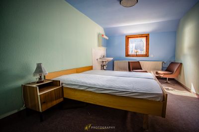 Ein Bett in einem Zimmer mit einer blauen Wand
