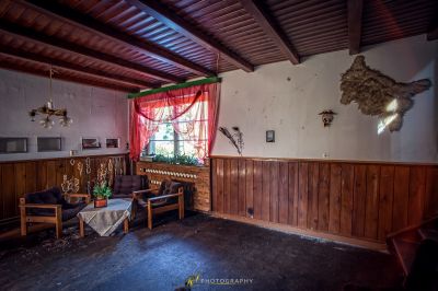 Ein Wohnzimmer mit Couch und Tisch