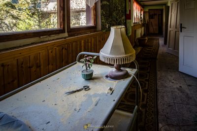 Ein Tisch mit einer Lampe darauf