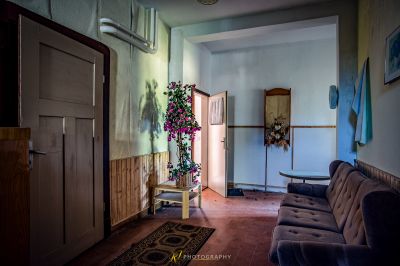 Ein Wohnzimmer mit Couch und Tür