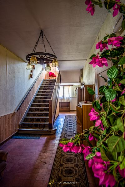 Eine Treppe mit einem Blumenstrauß an der Seite