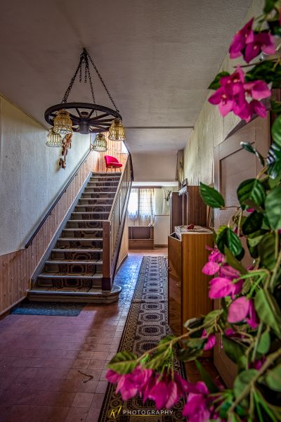 Eine Treppe mit einem Blumenstrauß an der Seite