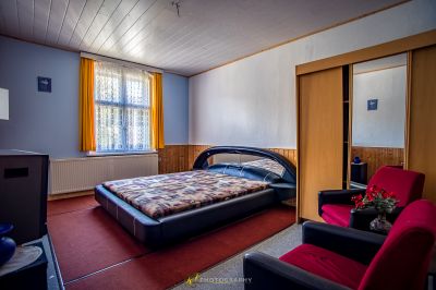 Ein Schlafzimmer mit einem Bett und einem Stuhl