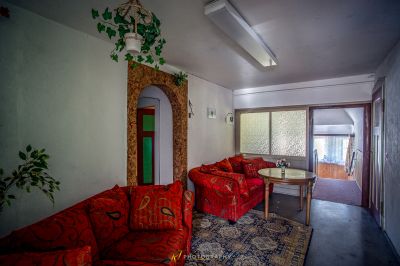 Ein Wohnzimmer mit einer roten Couch und einem Spiegel