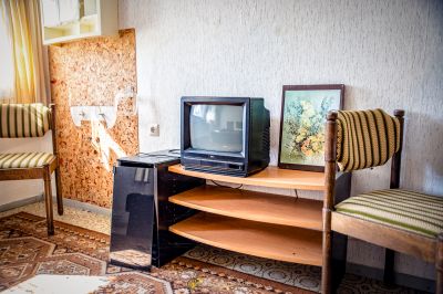 Ein kleiner Fernseher, der auf einem kleinen Tisch sitzt