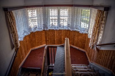 Blick auf eine Treppe von der Spitze einer Treppe