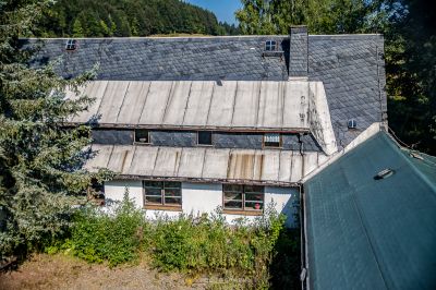 Ein Haus mit einem Dach, das gut gewesen ist