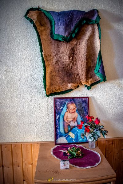 Ein Bild von einem Baby ist auf einem Tisch