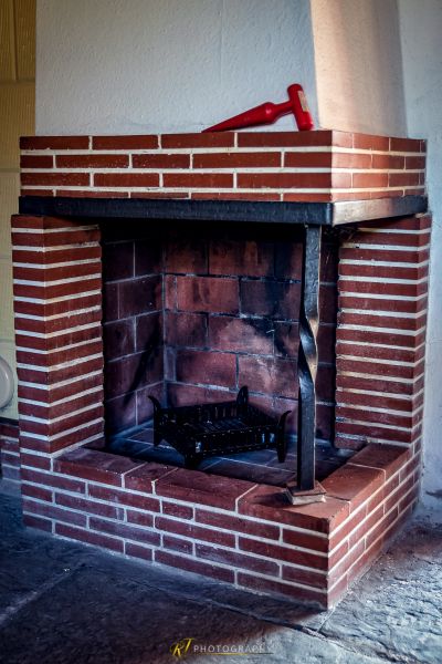 Ein Ziegelkamin mit einem roten Feuer exor