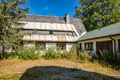 Ein Haus mit einem Dach und einem zerbrochenen Fenster