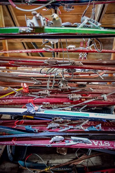 Ein Haufen von Skiern