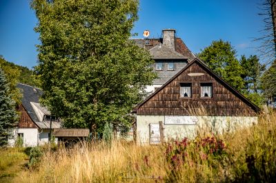 Ein Haus mit einer Uhr auf der Oberseite