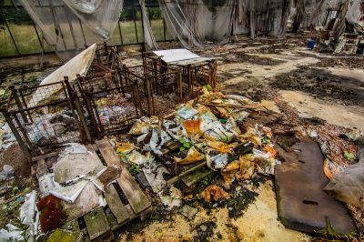 Ein Haufen Müll und andere Gegenstände in einem Hof