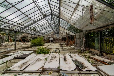 Ein Zimmer mit vielen Trümmern und kaputten Fenstern