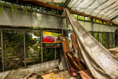 Ein zerbrochenes Fenster in einem Gebäude
