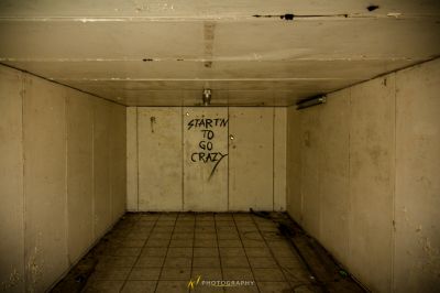 Ein schmutziger Raum mit Graffiti an den Wänden