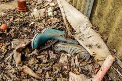 Ein Paar Schuhe bleibt auf dem Boden