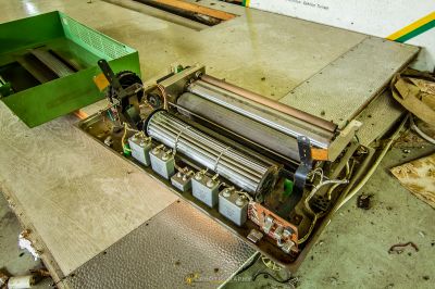 Eine Maschine, die auf einem Tisch sitzt