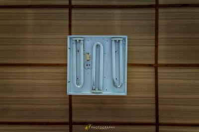 Ein weißer Kasten mit einem Schlüssel darauf