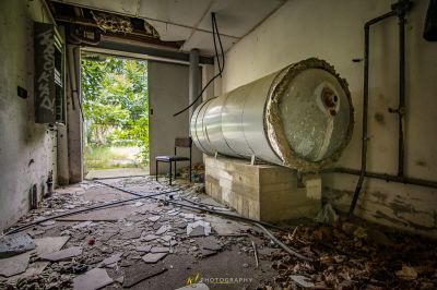 Ein großer Metalltank in einem heruntergekommenen Raum