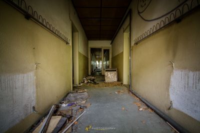 Ein Flur mit vielen Trümmern und Trümmern