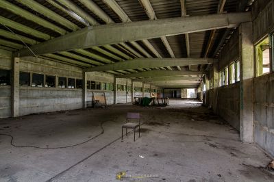 Ein Zimmer mit einem Stuhl und einem Stuhl in ihm