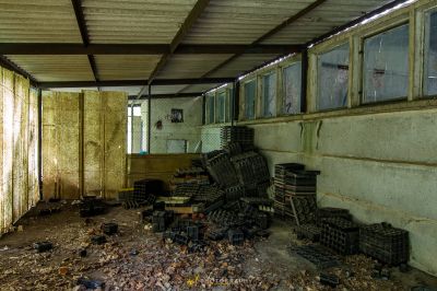 Ein Zimmer mit einem Haufen Müll und einem Haufen Müll