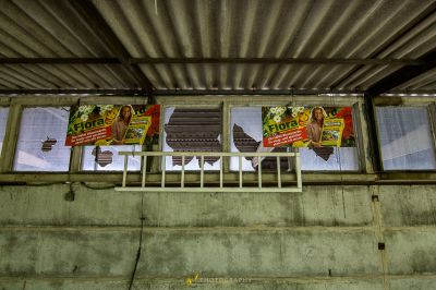 Ein Fenster mit einem Schild