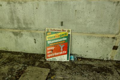 Ein Buch, das auf dem Boden neben einer Wand sitzt