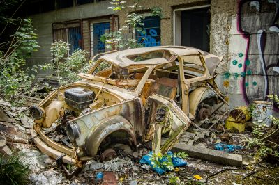 Ein Auto, das im Dreck sitzt