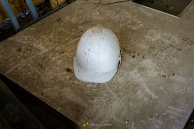 Ein weißer Helm sitzt auf einem Tisch