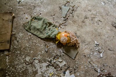 Ein ausgestopftes Tier, das auf dem Boden liegt