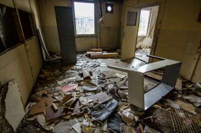 Ein Zimmer mit einem kaputten Computer und vielen Trümmern