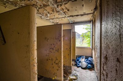 Ein Zimmer mit einer kaputten Tür und einem kaputten Fenster