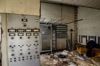 Ein Zimmer mit einem Haufen Junks und einem Kühlschrank