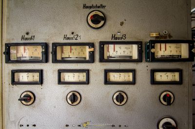 Eine Wand mit einem Haufen Uhren darauf