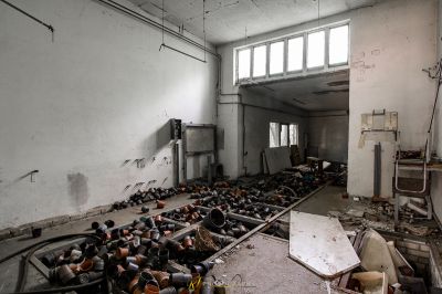 Ein Zimmer mit vielen Schuhen darin