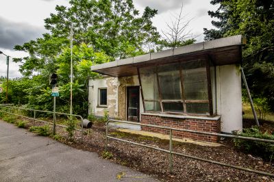 Ein Gebäude mit einem zerbrochenen Fenster