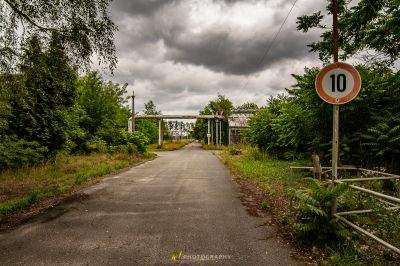 Eine Straße mit einem Stoppschild darauf