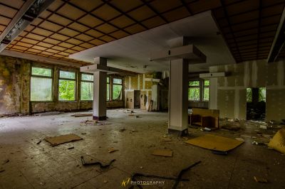 Ein Raum mit vielen Trümmern und Trümmern